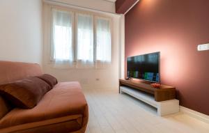 un soggiorno con divano e TV a schermo piatto di Residence Cairoli 9 by Studio Vita a Bologna