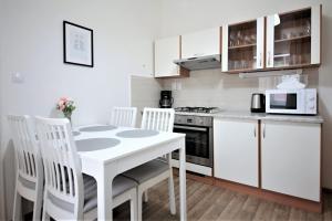 Kuchyň nebo kuchyňský kout v ubytování Angel City Aparthotel