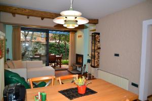 una sala de estar con una mesa y un sofá en Alacati Suites, en Alacati 46 fotos más