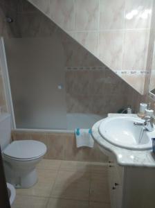 une salle de bain avec un lavabo, des toilettes et une baignoire dans l'établissement Casa Comendador, à Retuerta de Bullaque