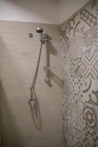Casa Chicca في باليرمو: دش في حمام مع جدار من البلاط