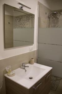 Casa Chicca في باليرمو: حمام مع حوض ومرآة