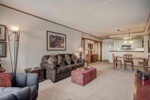 salon z kanapą i stołem w obiekcie 2092 The Pines Condo w mieście Keystone