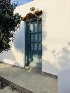 カラファティスにあるNaiadaの白壁の青い扉