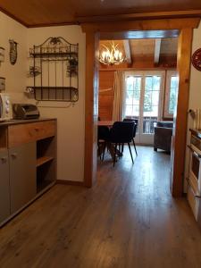 eine Küche und ein Esszimmer mit einem Esstisch in der Unterkunft Chalet am Irfig in Kandersteg + 17 Fotos