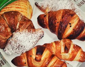 um prato de diferentes tipos de pão e pastelaria em Viola Bed and Breakfast em Mussomeli