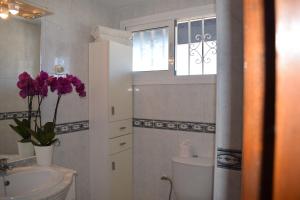 łazienka z umywalką, toaletą i oknem w obiekcie Cielomar Benalmadena costa w mieście Benalmádena