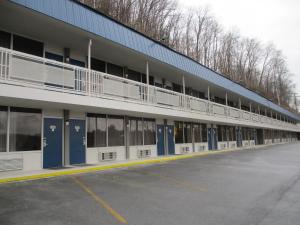 an empty parking lot in front of a building at Motel 6-Chilhowie, VA in Chilhowie