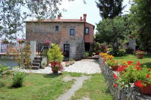 um jardim com flores em frente a uma casa em Terrazza sul Golfo em La Spezia