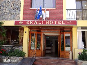 Majutusasutuse Ekali Hotel fassaad või sissepääs
