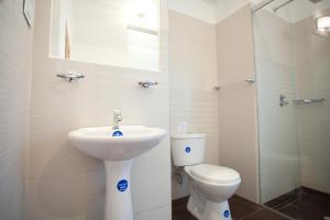 een badkamer met een wastafel en een toilet bij Arche Noah Boutique Hostel in Bogota