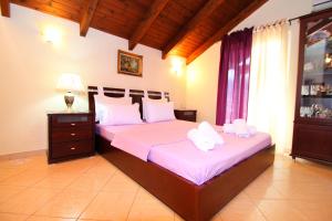 1 dormitorio con 2 camas con sábanas blancas en Apartments Athina Orikum, en Orikum