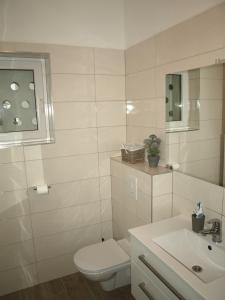 une salle de bains blanche avec toilettes et lavabo dans l'établissement Apartman Jelinić, à Split 66 autres photos