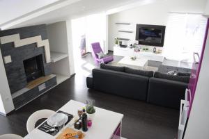 TV a/nebo společenská místnost v ubytování Apartments Milas