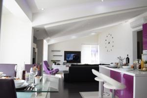 een woonkamer met een bank en een tafel bij Apartments Milas in Trogir