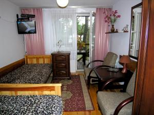 um quarto com uma cama, uma secretária e uma mesa em Stokrotka em Susiec