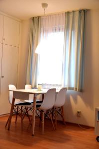 einen Esstisch mit Stühlen und ein Fenster in der Unterkunft Ferienwohnung RelAction in Winterberg