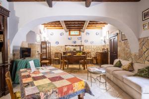 un soggiorno con divano e tavolo di Bed And Breakfast Villa Pilati by DomuSicily a Valderice