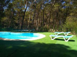Bazén v ubytovaní Cabañas El Robledo alebo v jeho blízkosti