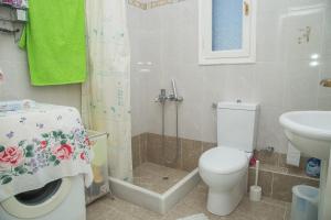 Un baño con inodoro, ducha y lavabo. en Villa Eva with Panoramic view, en Pirgos 23 fotos más