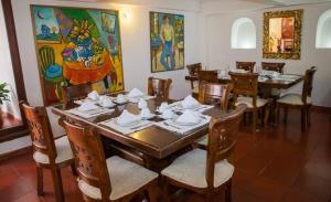 萊瓦鎮的住宿－Hotel Sol de la Villa，一间带木桌和椅子的用餐室
