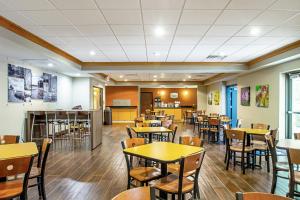 MainStay Suites Madison - Monona في ماديسون: غرفة طعام فارغة مع طاولات وكراسي