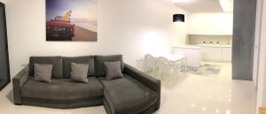 a living room with a couch and a table at Apartamento Playa Elisa in Pilar de la Horadada