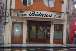 um edifício com uma placa para um bar restaurante em Bar Pensión Restaurante Bidasoa em Irun