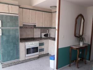 Kuchyňa alebo kuchynka v ubytovaní Apartamentos Playa Portonovo