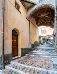 wejście do budynku ze schodami i drzwiami w obiekcie Torretta Via della Viola Appartamento w mieście Perugia