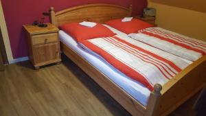 Ένα ή περισσότερα κρεβάτια σε δωμάτιο στο Wohnung 2 mit Balkon- Haus Annegrete Seestr6, Bensersiel