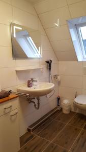 Ένα μπάνιο στο Wohnung 2 mit Balkon- Haus Annegrete Seestr6, Bensersiel +17 φωτογραφίες