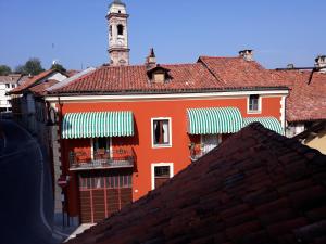 モンドヴィにあるB&B del Borgoの緑白時計塔のあるオレンジ色の建物