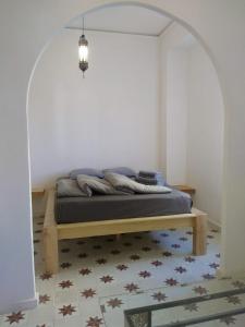 a bedroom with a bed in an archway at Azafran Jerez apartamentos in Jerez de la Frontera