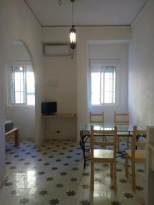 een eetkamer met een tafel en stoelen in een kamer bij Azafran Jerez apartamentos in Jerez de la Frontera
