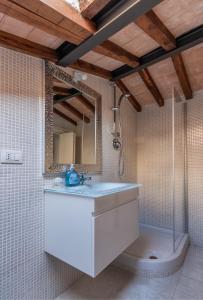 łazienka z białą umywalką i prysznicem w obiekcie Torretta Via della Viola Appartamento w mieście Perugia