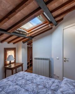 een slaapkamer met een bed en een dakraam bij Torretta Via della Viola Appartamento in Perugia