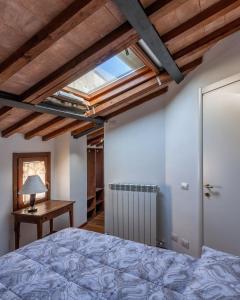 sypialnia z łóżkiem i świetlikiem w obiekcie Torretta Via della Viola Appartamento w mieście Perugia