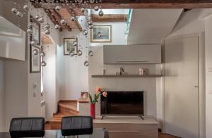 salon z kominkiem, stołem i krzesłami w obiekcie Torretta Via della Viola Appartamento w mieście Perugia