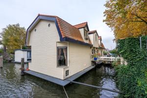 een huis op een boot in een kanaal bij B&B Hotel Elselina in Schiedam
