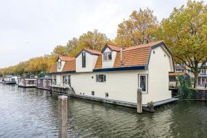 een rij huizen op een dok aan een rivier bij B&B Hotel Elselina in Schiedam