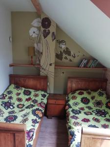 a bedroom with two twin beds and atained at Białka in Białogóra
