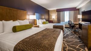 Postel nebo postele na pokoji v ubytování Best Western McMinnville Inn
