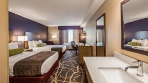 Postel nebo postele na pokoji v ubytování Best Western McMinnville Inn