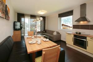 Kuchyňa alebo kuchynka v ubytovaní EXCLUSIVE APARTMENTS - inclusive Zell am See-Kaprun Sommerkarte und unbegrenztem Tauern SPA Eintritt