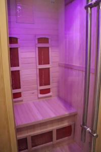 een badkamer met paarse verlichting in een kamer bij B&B Il Libro Verde in Dolceacqua