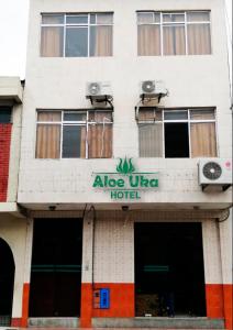 un edificio con un hotel aloe izzica en Hotel Aloe Uka, en Iquitos