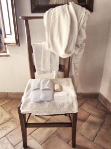 un asciugamano seduto su una sedia con un asciugamano di La Posta Regia a Pitigliano