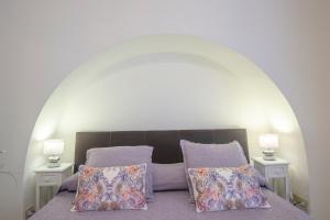Un dormitorio con una cama con dos lámparas a ambos lados. en Casa Queen, en Praiano