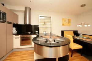 Kuchyňa alebo kuchynka v ubytovaní EXCLUSIVE APARTMENTS - inclusive Zell am See-Kaprun Sommerkarte und unbegrenztem Tauern SPA Eintritt